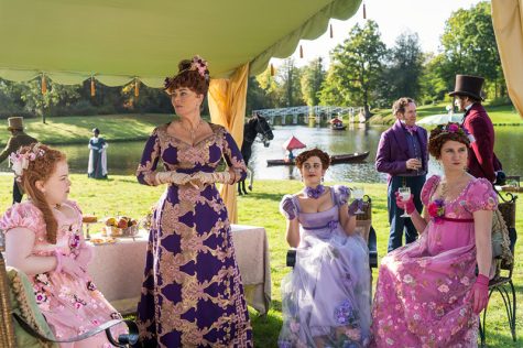 BRIDGERTON (L to R) NICOLA COUGHLAN as PENELOPE FEATHERINGTON, POLLY WALKER as PORTIA FEATHERINGTON, HARRIET CAINS as PHILLIPA FEATHERINGTON, BEN MILLER as LORD FEATHERINGTON and BESSIE CARTER as PRUDENCE FEATHERINGTON in episode 102 of BRIDGERTON Cr. LIAM DANIEL/NETFLIX © 2020